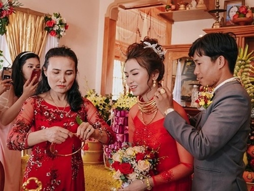 Những cô dâu 'số hưởng': Cô dâu từng nhận 14 cây vàng, sổ đỏ 4 tỷ đồng trong đám cưới hiện ra sao?