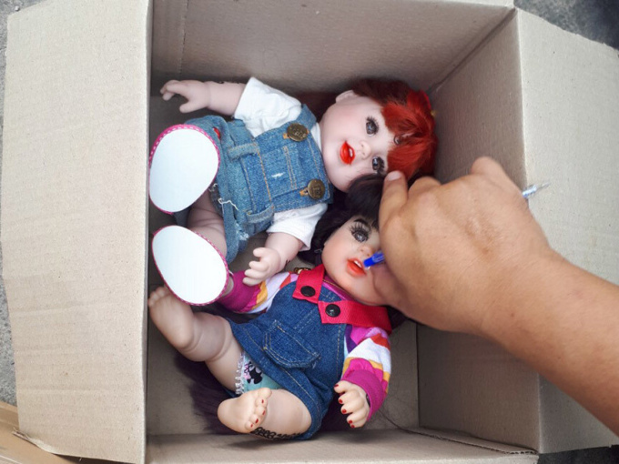 Mẹ sốc khi phát hiện con gái cúng búp bê Kumanthong trong tủ quần áo