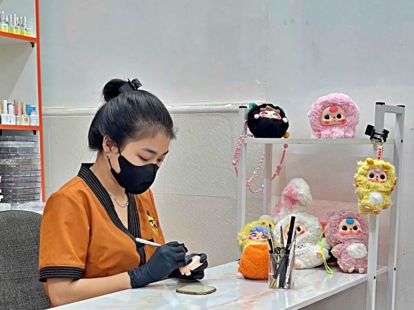 Chữa mắt lé, làm đẹp cho búp bê Baby Three, cô gái ở TPHCM 'hốt bạc' mỗi ngày