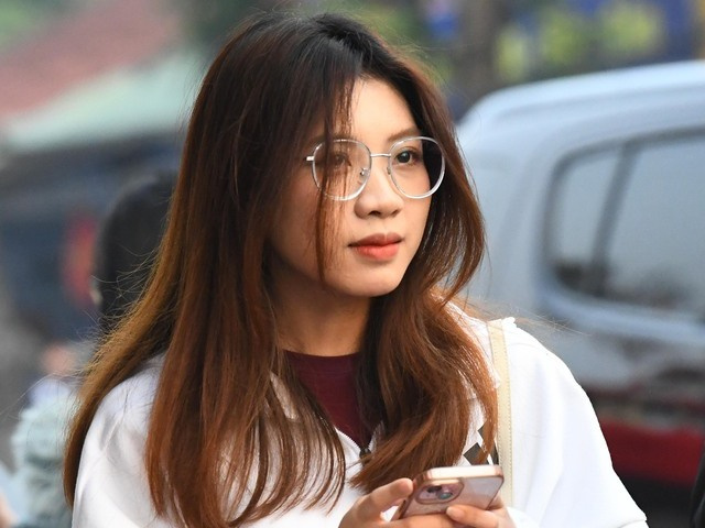 Dàn gái xinh lọt 'cam thường' khi đổ bộ SVĐ Việt Trì, tưng bừng cổ vũ ĐT Việt Nam đấu Singapore