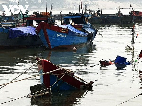 Một tàu cá của ngư dân Quảng Trị bị chìm