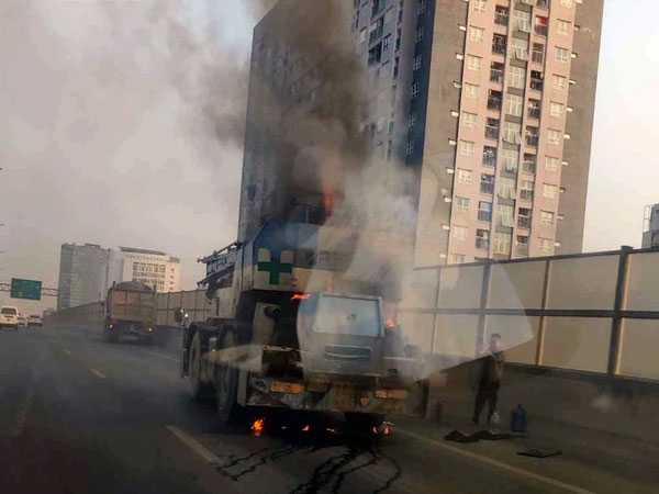 Xe cẩu cháy ngùn ngụt ở vành đai 3 trên cao đoạn qua Mai Dịch, Hà Nội