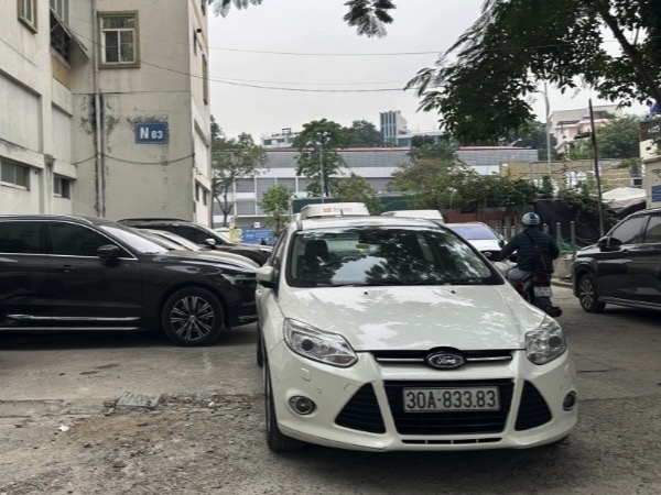 Hiện trạng ô tô chiếm vườn hoa, vỉa hè lòng đường tại các khu chung cư ở Hà Nội