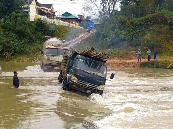 Ô tô tải bị nước cuốn khi qua ngầm tràn, 2 người được giải cứu