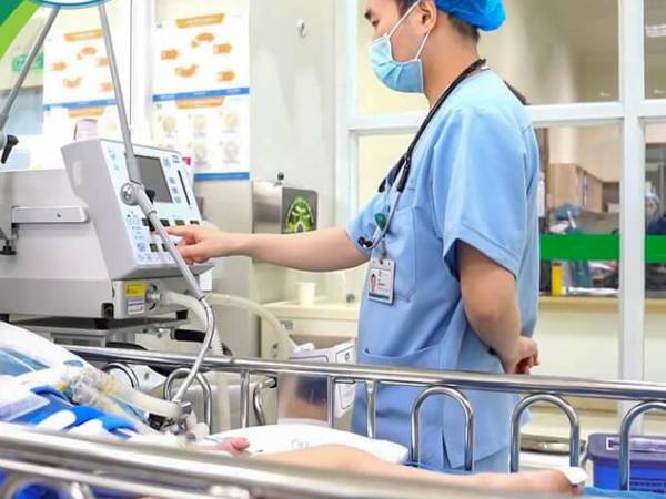 Dây mũ áo vướng vào cầu trượt thắt ngang cổ, bé 3 tuổi ngừng thở, nguy kịch
