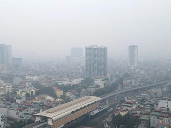 Hơn 10 giờ sáng, Hà Nội vẫn chìm trong sương mù dày đặc