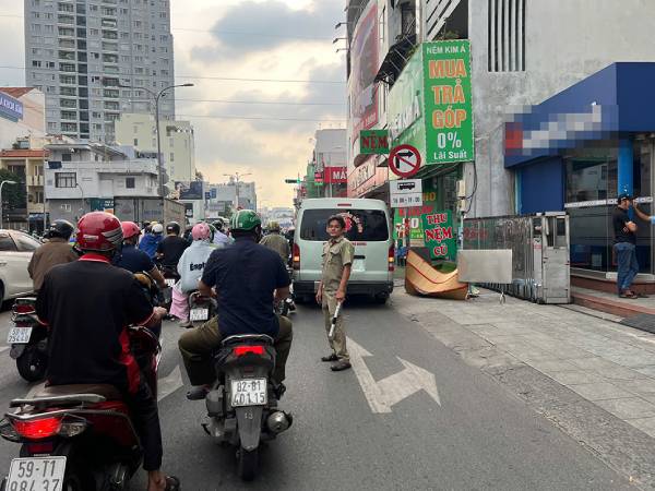 Người đàn ông gục ngã tử vong trước trụ sở ngân hàng ở TPHCM