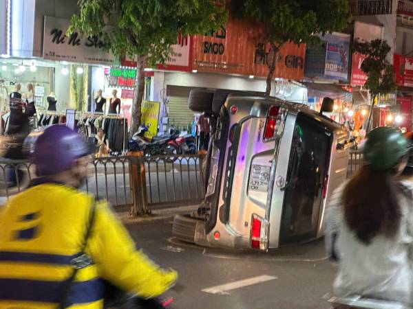 TP HCM: Ô tô 7 chỗ lật ngửa trên đường Quang Trung, quận Gò Vấp