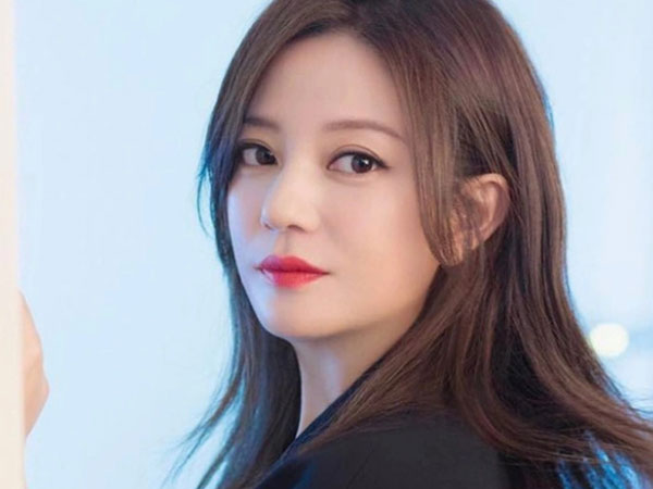 Hot nhất MXH: Triệu Vy chia tay bạn trai thiếu gia kém 8 tuổi
