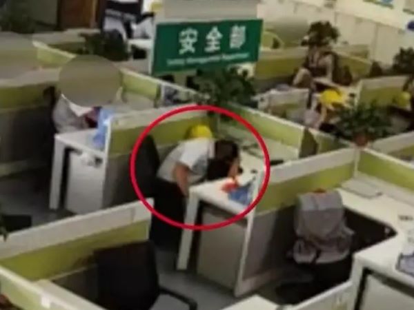 Nam nhân viên ngủ gật tại bàn làm việc suốt 1 tiếng, sếp check camera phát hiện liền đuổi việc ngay, toà án tuyên bố: 'Công ty phải đền 1,2 tỷ đồng'