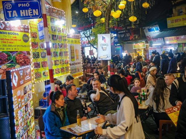 Khách Tây hoà chung không khí rộn ràng đang lan toả khắp Hà Nội, cùng đón năm mới trên phố Tạ Hiện