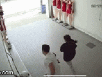 Nghe hàng xóm hô cháy, người đàn ông vừa kéo quần vừa cầm theo thứ này chạy sang hỗ trợ