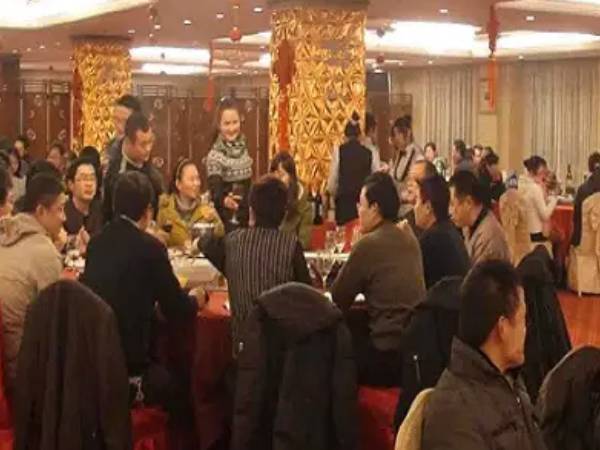 Đi họp lớp, tôi bị coi thường vì làm bảo vệ, chỉ kiếm 10 triệu/tháng: Ra đến cửa, thấy 1 thứ của tôi thì tất cả đều chết điếng
