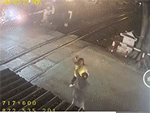 Phẫn nộ hành động của người phụ nữ với nữ nhân viên gác tàu sau khi bị ngăn cản có hành động nguy hiểm