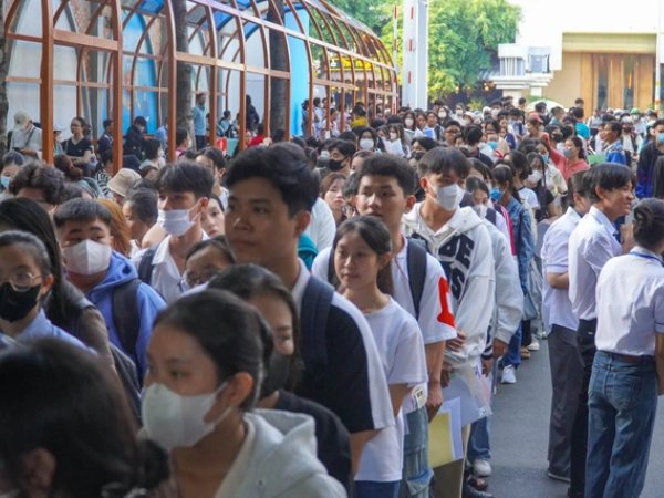 Sinh viên 'đứng hình' khi trường ĐH thông báo thu học phí sát Tết