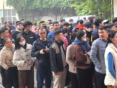Nghìn người xếp hàng nhận vé chung kết, phe vé tất bật 'gom hàng'