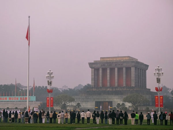 Những khoảnh khắc yên bình mà đẹp lạ của Hà Nội trong ngày đầu năm mới 2025