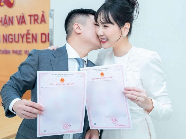 Bức ảnh của Mai Ngọc và chồng thứ 2 phơi bày 1 điều cuộc hôn nhân 17 năm không làm được