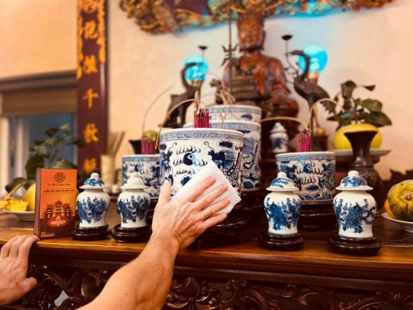 Làm quanh năm không dư chỉ nợ, cày cuốc như trâu vẫn nghèo: Về xem bát hương phạm đại kị này không?