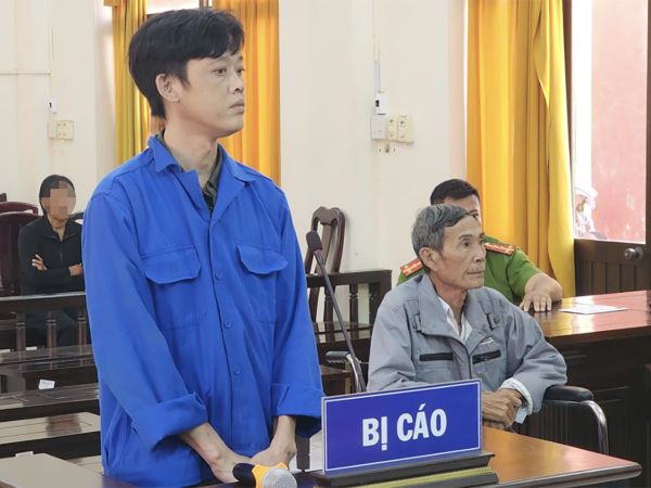 Cha giữ súng quân dụng ‘làm kỷ niệm’, con mang ra dọa vợ khi bị đòi ly hôn