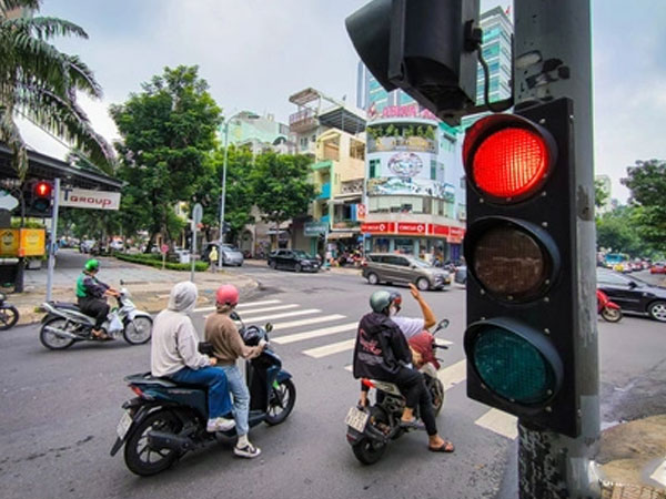 Cục CSGT nói gì về việc có thể bị phạt oan bởi đèn giao thông 'đang xanh bỗng dưng đỏ'?