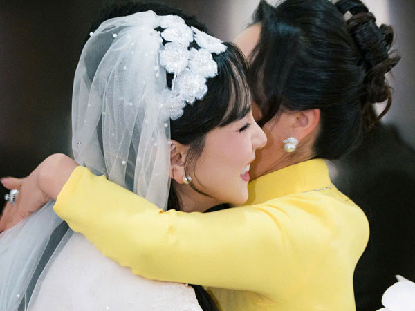 3 bức ảnh trong ngày đón đâu để lộ thái độ nhà chồng hào môn với MC Mai Ngọc