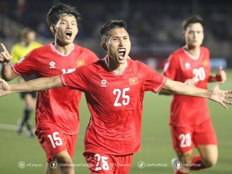AFF Cup: Cái bắt tay khiến trọng tài 'đứng hình' và 'chiến binh không phổi' của đội tuyển Việt Nam