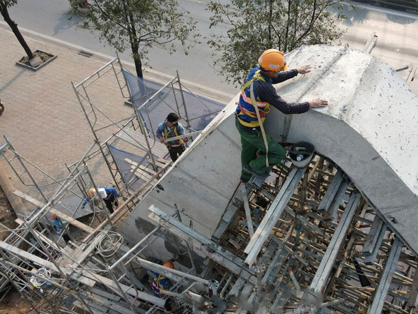 Toàn cảnh không khí hối hả tại công viên Phùng Khoang những ngày đầu năm