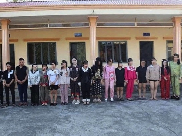 Giam lỏng 12 tiếp viên nữ, ông chủ và quản lý quán karaoke bị khởi tố