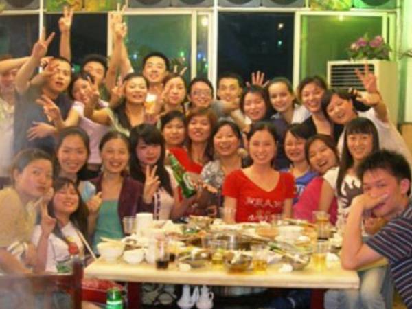 Đi họp lớp, bạn học bị coi thường vì mặc áo rách: Cả lớp cười nhạo nhưng ra đến cửa, thấy 1 cảnh tượng thì tất cả chết sững