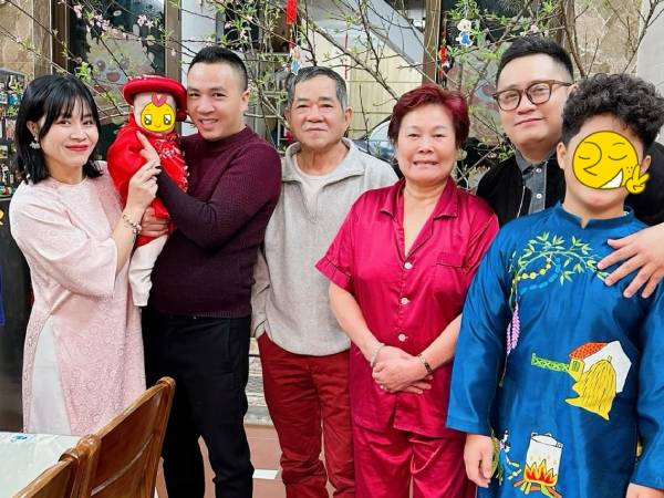 Chồng cũ - chồng mới chung khung hình, cách xưng hô của MC 'Chúng tôi là chiến sĩ' chấn động: 'Các con chắc chắn hạnh phúc!'