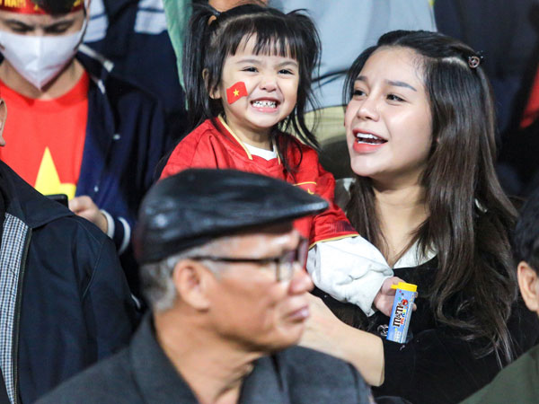 'Tóm dính' vợ Bùi Tiến Dũng bầu to vượt mặt vẫn đến cổ vũ ĐT Việt Nam, nhan sắc chẳng thua kém Chu Thanh Huyền