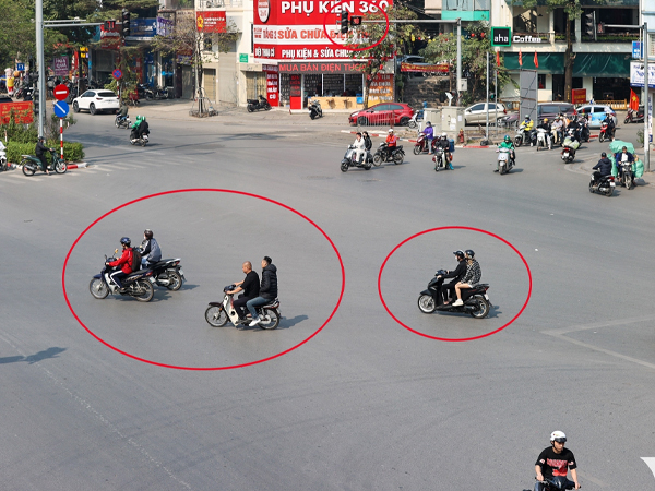 Người đi xe máy vẫn vượt đèn đỏ ở nơi vắng bóng cảnh sát