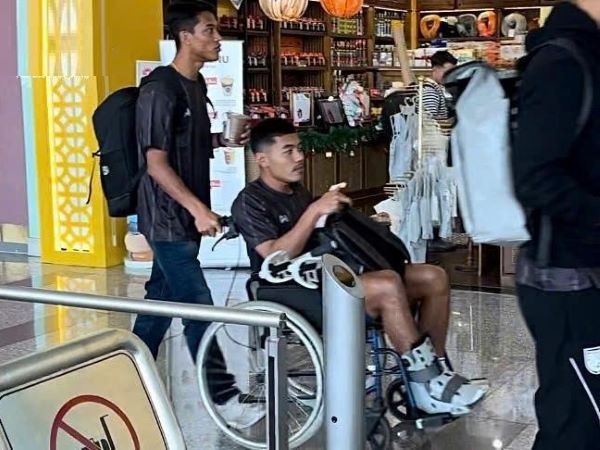 Cố cản Xuân Son sút bóng, tuyển thủ Thái Lan phải về nước trên xe lăn