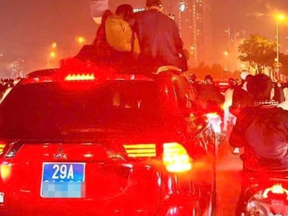 Phạt nặng tài xế xe biển xanh chở 3 người trên nóc chạy trên phố Hà Nội