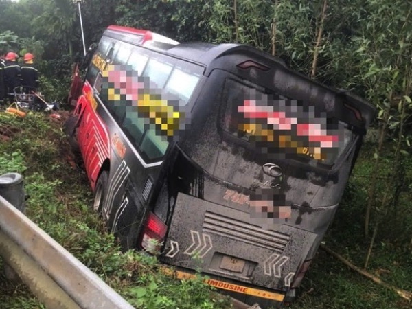 Phát hiện 10 bánh heroin và 15 kg nghi là ma túy đá trên xe ô tô bị tai nạn