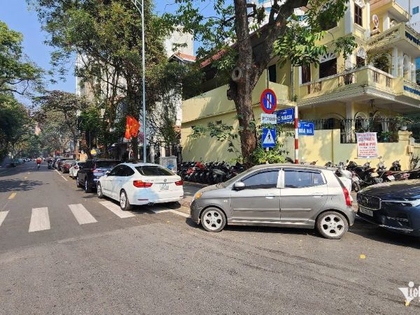 Hà Nội: Bất chấp biển cấm, ô tô đỗ bịt hết lối đi ở lòng đường, vỉa hè
