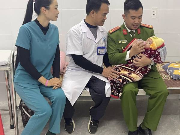 Bé trai 4 tháng tuổi bị bỏ rơi trong đêm giá rét ở Nghệ An