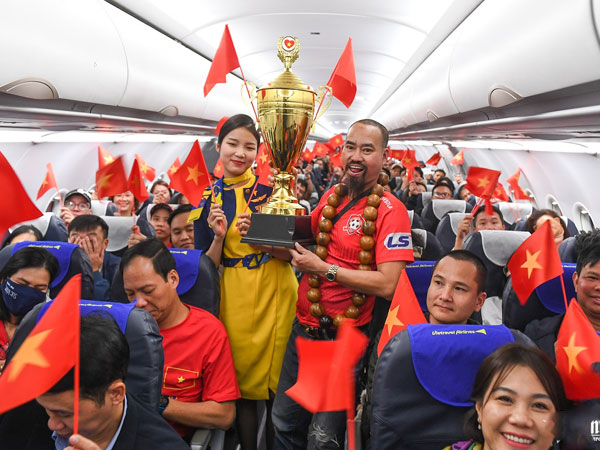 CĐV Việt Nam rộn ràng sang Thái Lan cổ vũ sắc đỏ mang cúp về nhà
