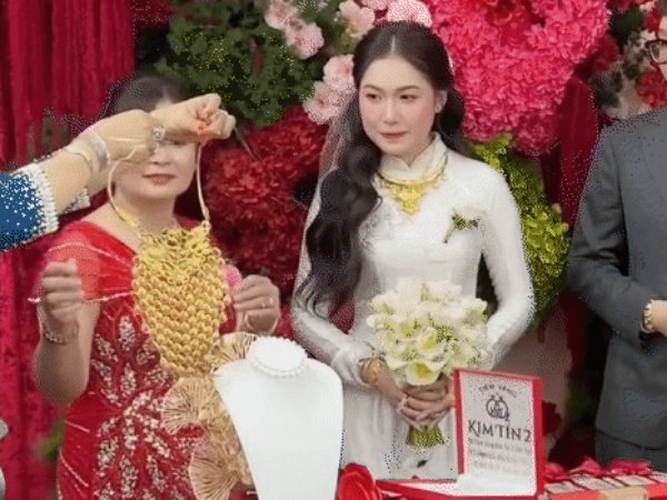 Lễ đính hôn 'khủng' nhất đầu năm 2025 ở Hậu Giang: Mẹ chồng tặng biệt thự và khách sạn làm quà hỏi cưới, sính lễ khoảng 50 tỷ gồm vàng thỏi, kim cương...