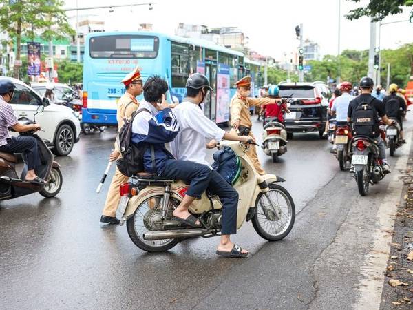 Cha mẹ có thể bị phạt tới 10 triệu đồng khi giao xe máy cho con chưa đủ tuổi điều khiển