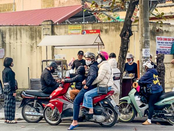 Quán 'bánh chuối Xuân Son' đông khách đột biến, cô chủ tiết lộ nhiều điều thú vị