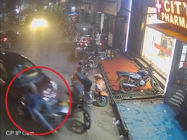 Say rượu đâm trúng người đi xe máy, tài xế ô tô bị dân đánh tới tấp