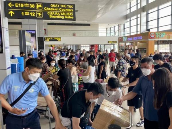 'Cháy' vé bay Tết, dân Hà Nội tấp nập đi biển dịp lễ