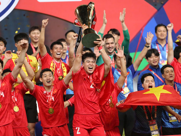 Ảnh nét căng: ĐT Việt Nam vỡ òa cảm xúc, hãnh diện nâng cao chức vô địch AFF Cup ngay trên đất Thái