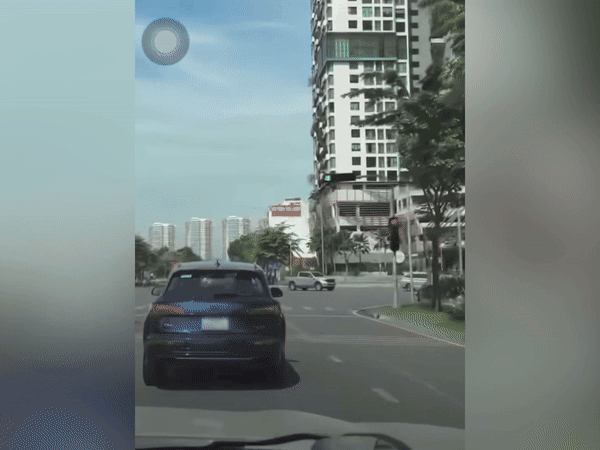 Vụ xe Audi chạy đến đâu đèn xanh bật đến đó: Nguyên nhân nào có thể xảy ra?