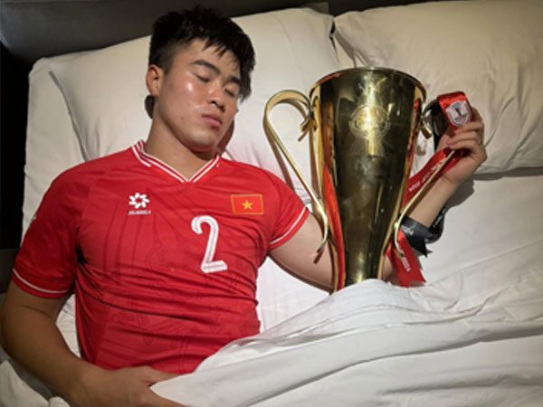 Muôn vàn kiểu ăn mừng với Cup vô địch AFF Cup: Duy Mạnh xin phép vợ con ngủ với cúp vàng