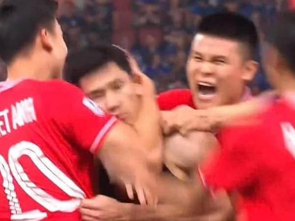 Khung ảnh 4 cầu thủ ăn mừng chiến thắng, nhưng 1 người bỗng lạ lắm luôn: Lộ ra danh tính tất cả sốc!