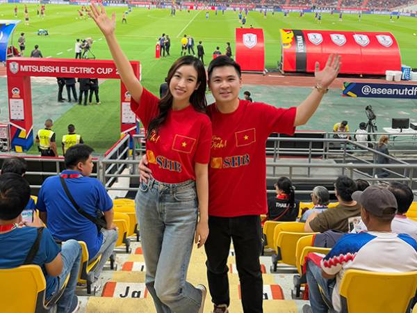 Hoa hậu Đỗ Mỹ Linh và nhà chồng mừng đội tuyển Việt Nam vô địch trên đất Thái