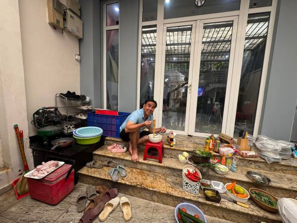 MC Quyền Linh gây khó hiểu khi ngồi bệt ngoài cửa biệt thự ăn mì